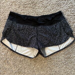 EUC Lululemon Speed Short (2.5") Soundwave White Black / Black - Size 8